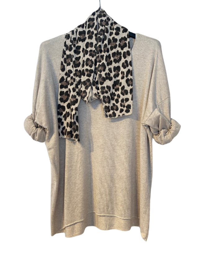 Camiseta de cuello pico con pañuelo animal print