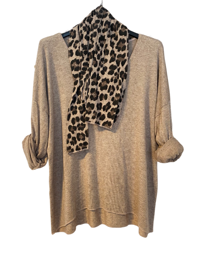 Camiseta de cuello pico con pañuelo animal print