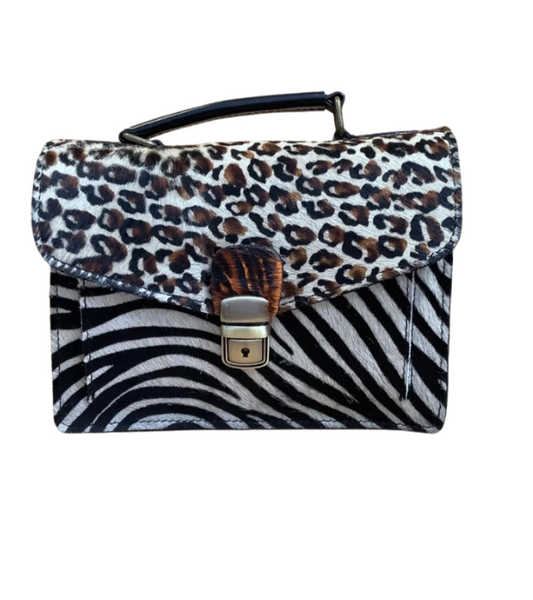 Cartera con broche animal print de piel y pelo natural