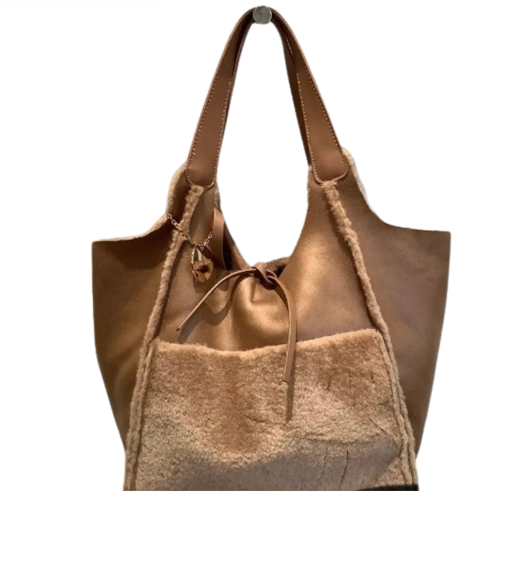 Bolso de piel con borreguito y bolsillo de pelo