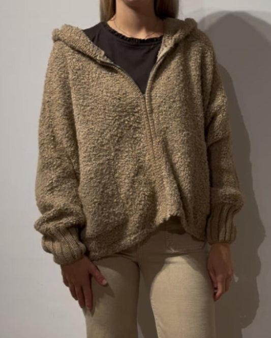 Chaqueta con capucha estilo peluche