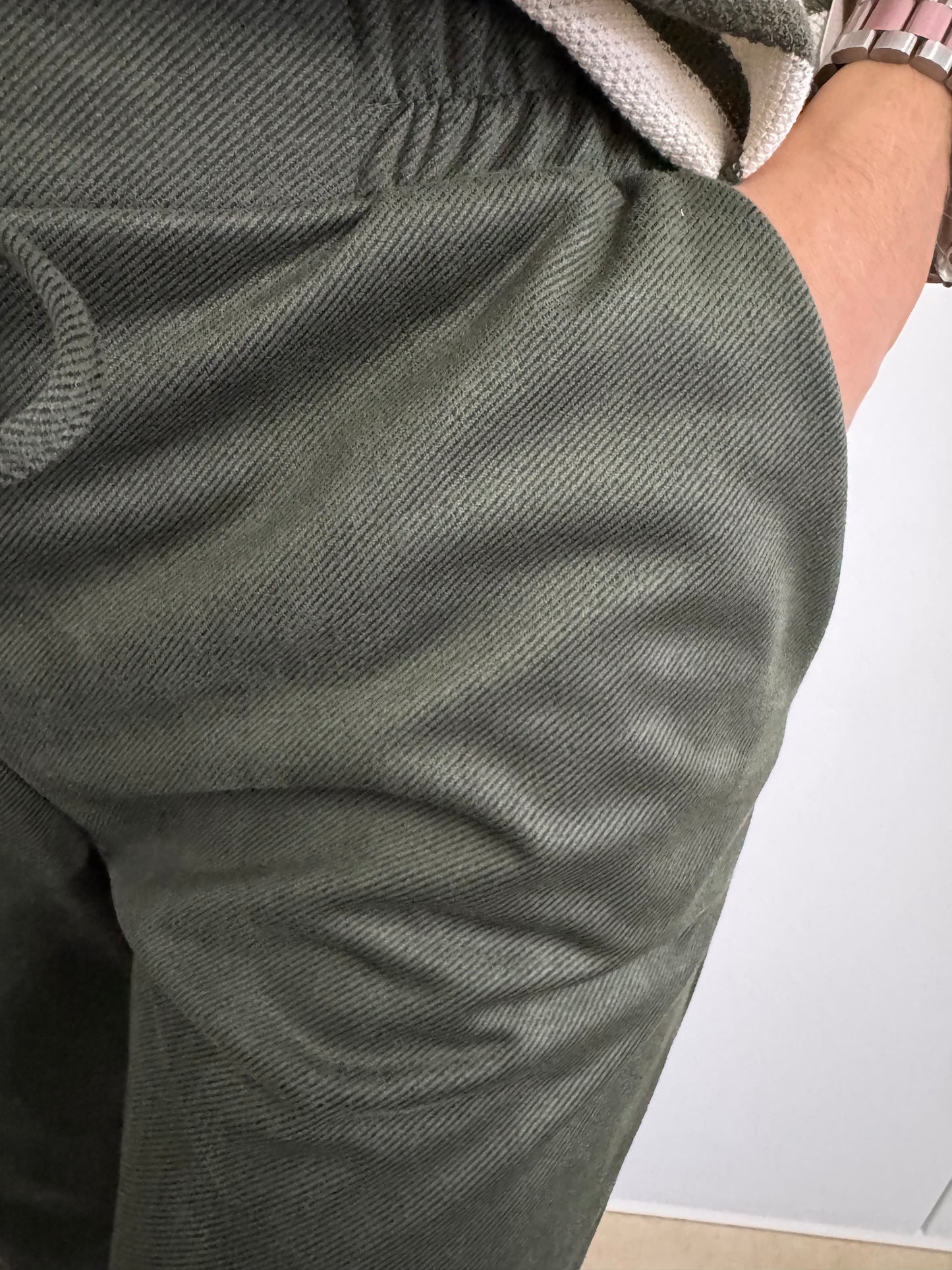 Pantalón con cuerda y bolsillo