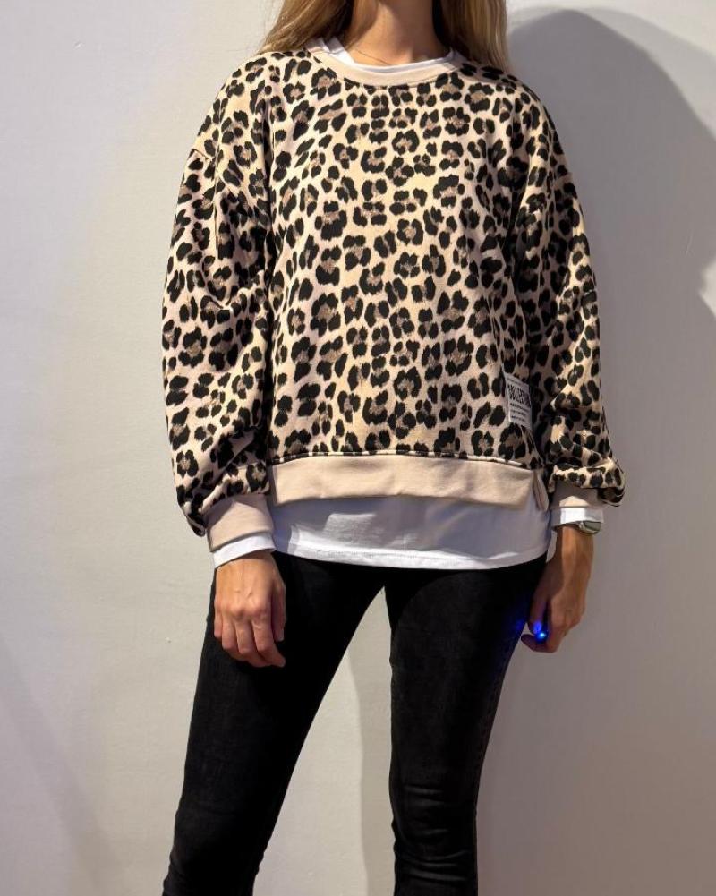 Sudadera animal print con faldón de camiseta blanca