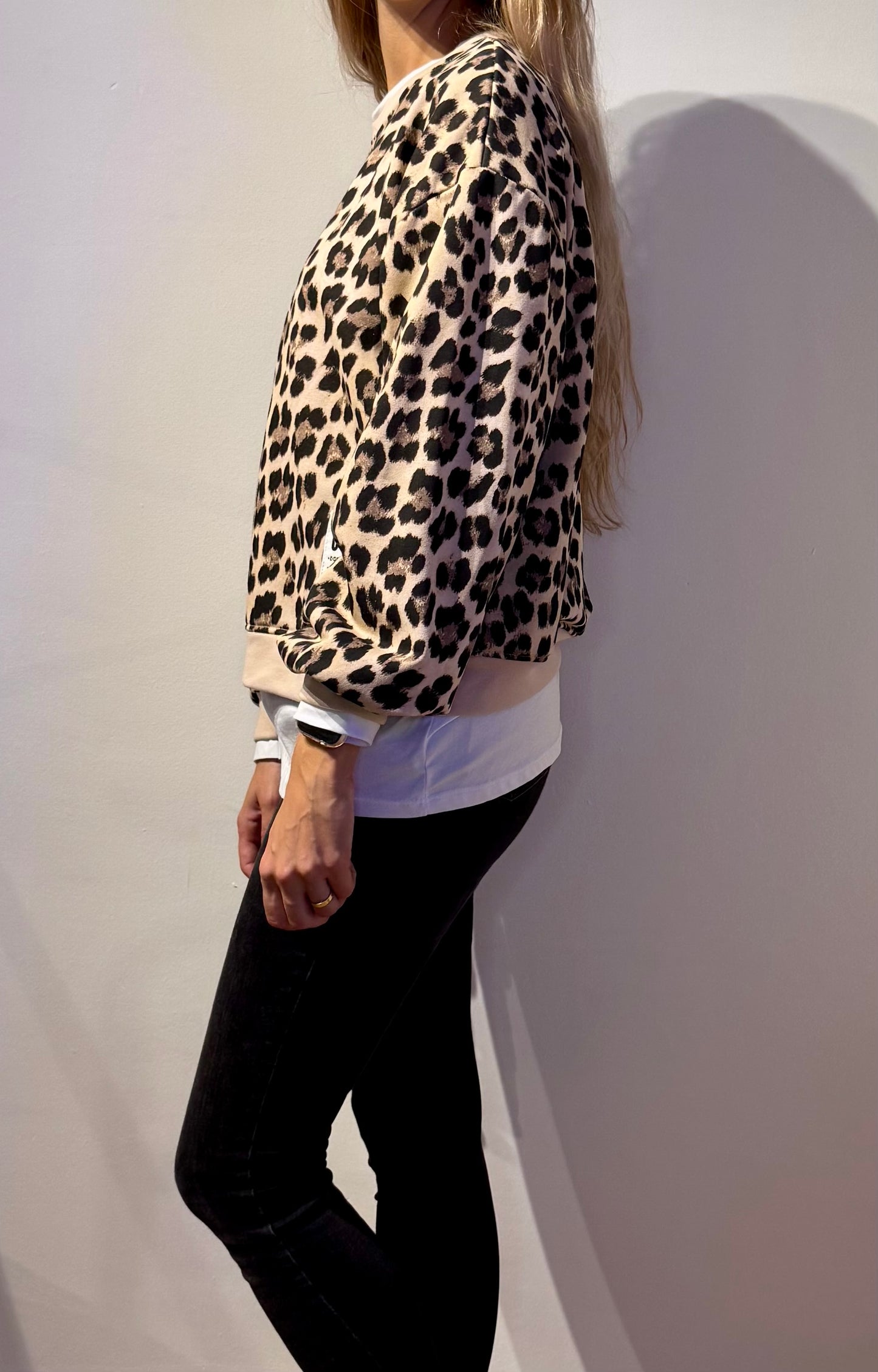 Sudadera animal print con faldón de camiseta blanca