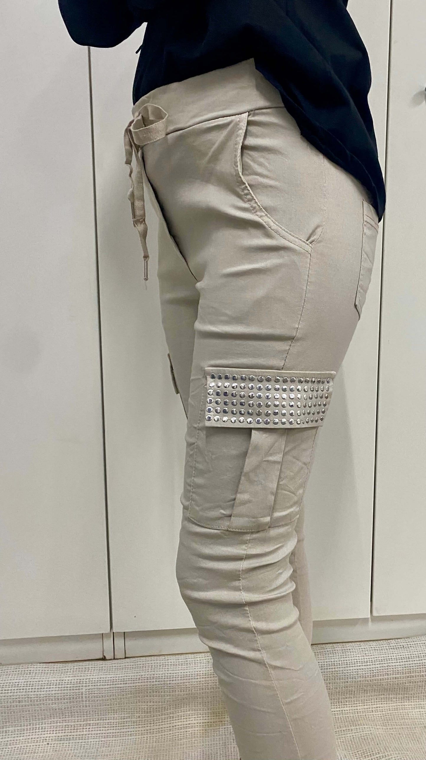 Pantalón Cargo con cuerda ajustable detalle de brillo