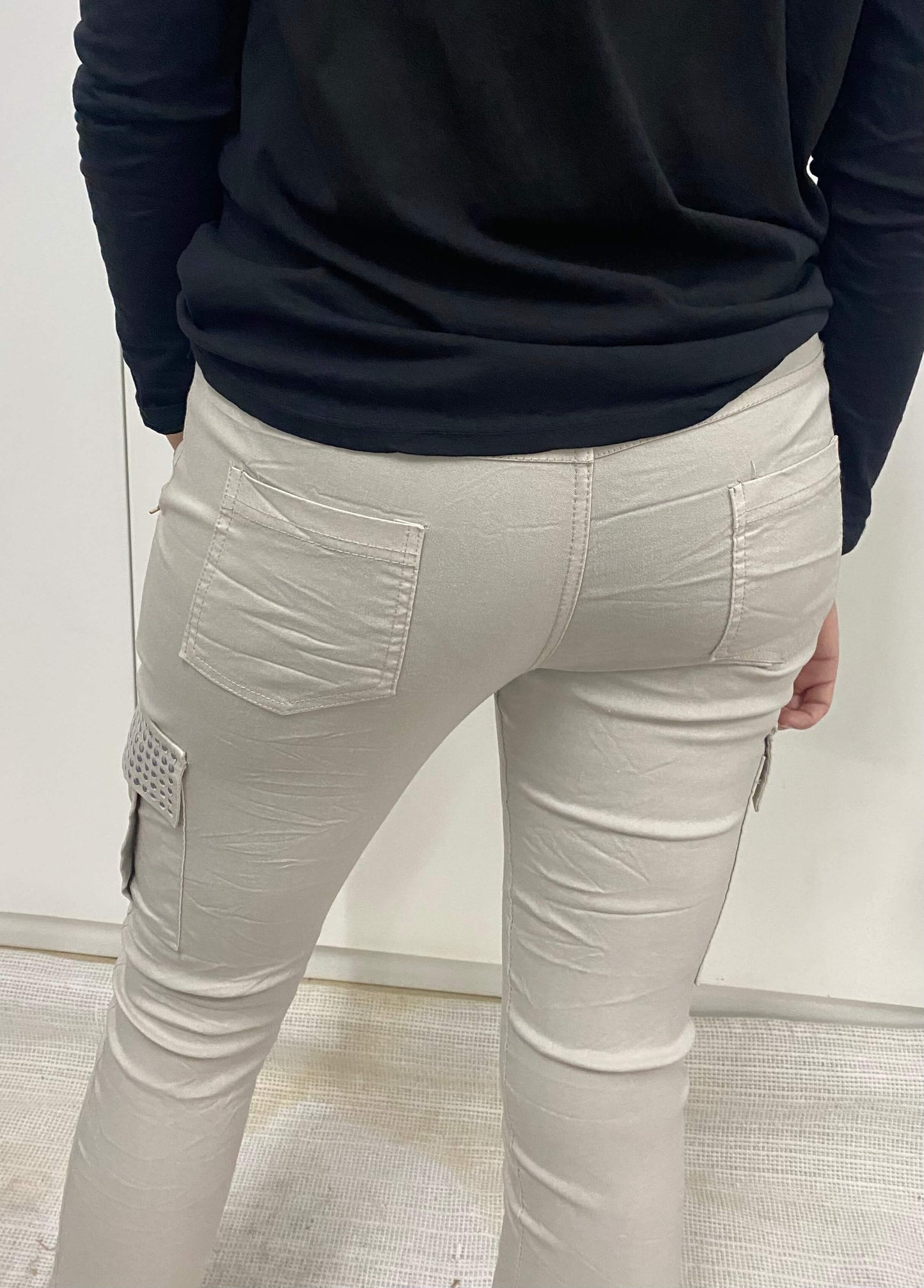 Pantalón Cargo con cuerda ajustable detalle de brillo