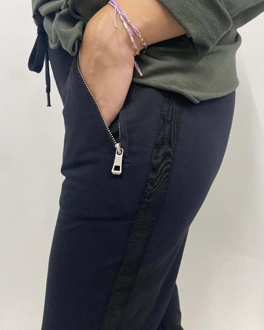 Pantalón de chándal con bolsillo y raya lateral