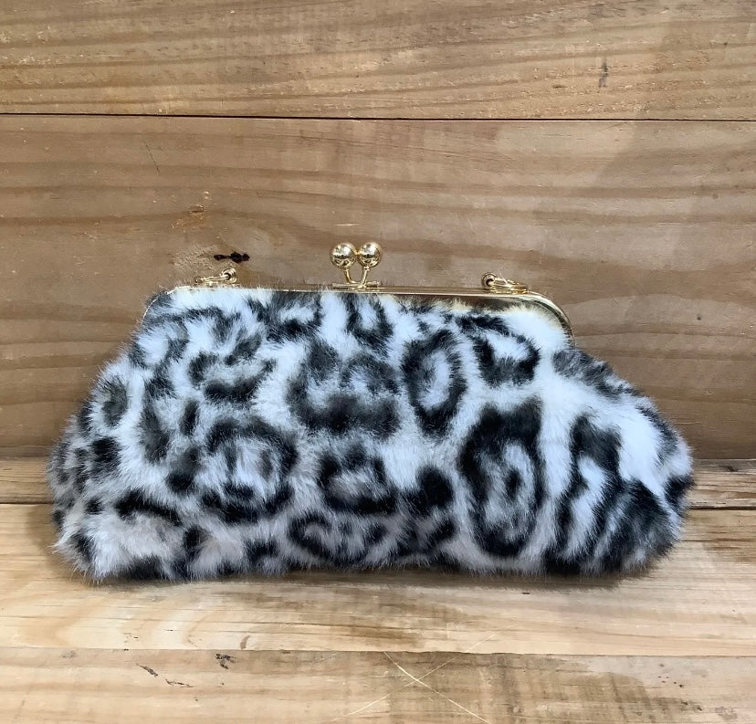 Bolso de pelo sintético con broche boquilla