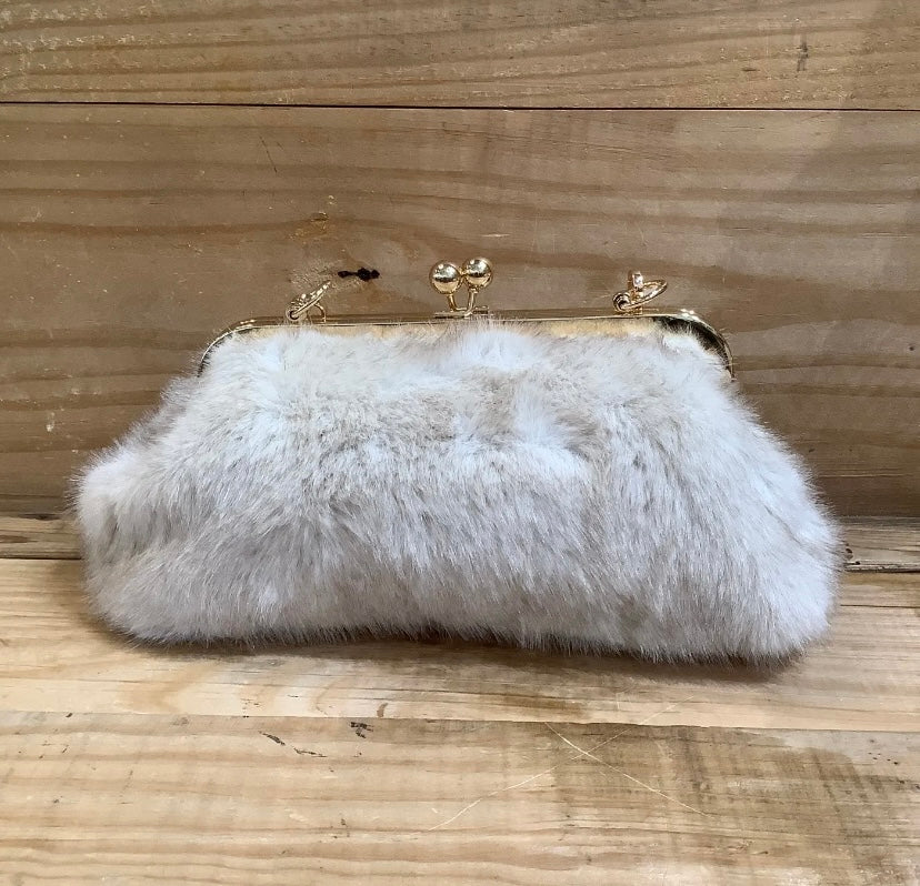 Bolso de pelo sintético con broche boquilla