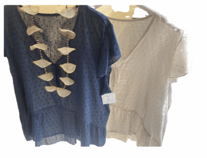 Blusa de plumeti cuello pico - Imagen 2