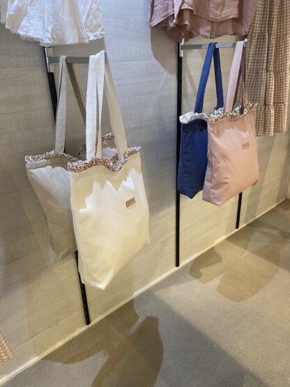 Bolso de tela con volantina floral - Imagen 7