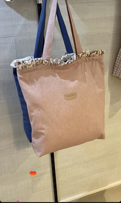 Bolso de tela con volantina floral