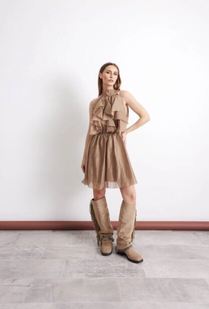 vestido sedoso con mitad chorreras y goma